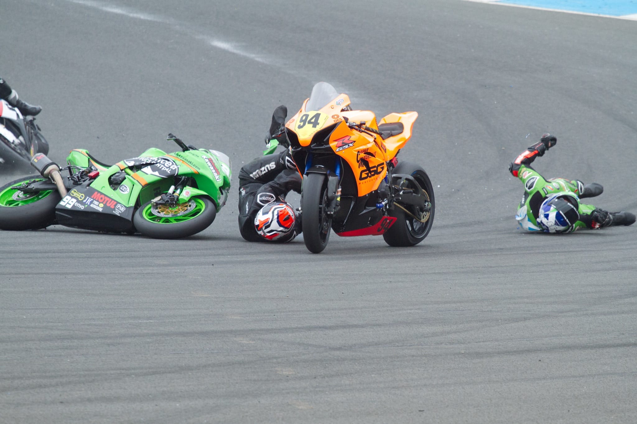 Greg Gilfillan (Suzuki GSX-R1000R) and Callum Grigor (Kawasaki ZX10RR)